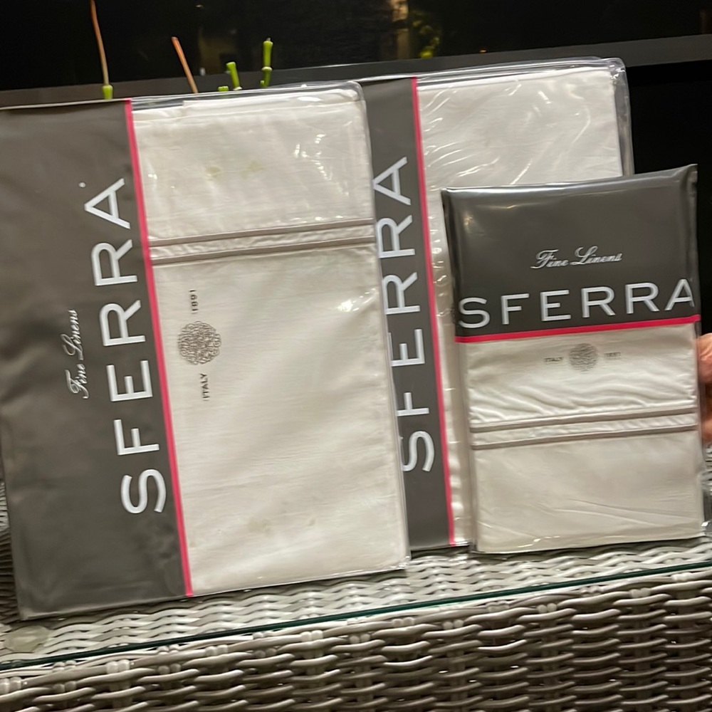 Brand new Sferra Twin sheet set. Grande Hotel Collection. White-Gray